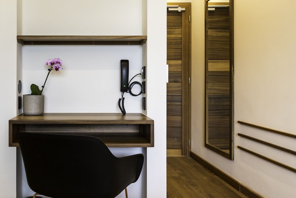 Hotel Latitude 21 4/58