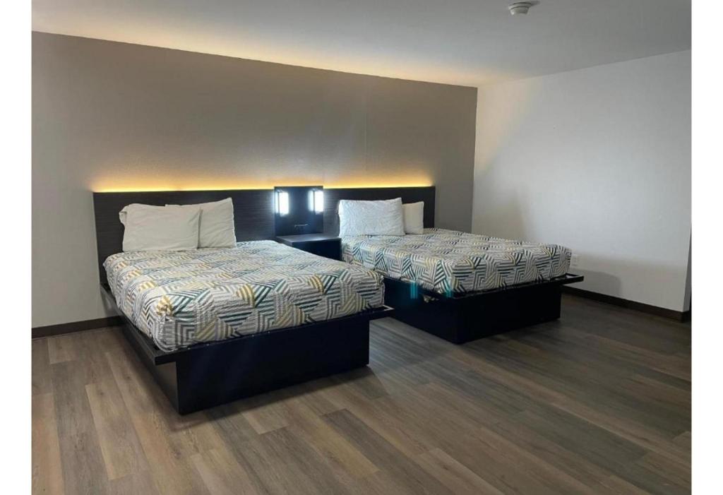 2 Full Beds - Non-Smoking, Micfridge