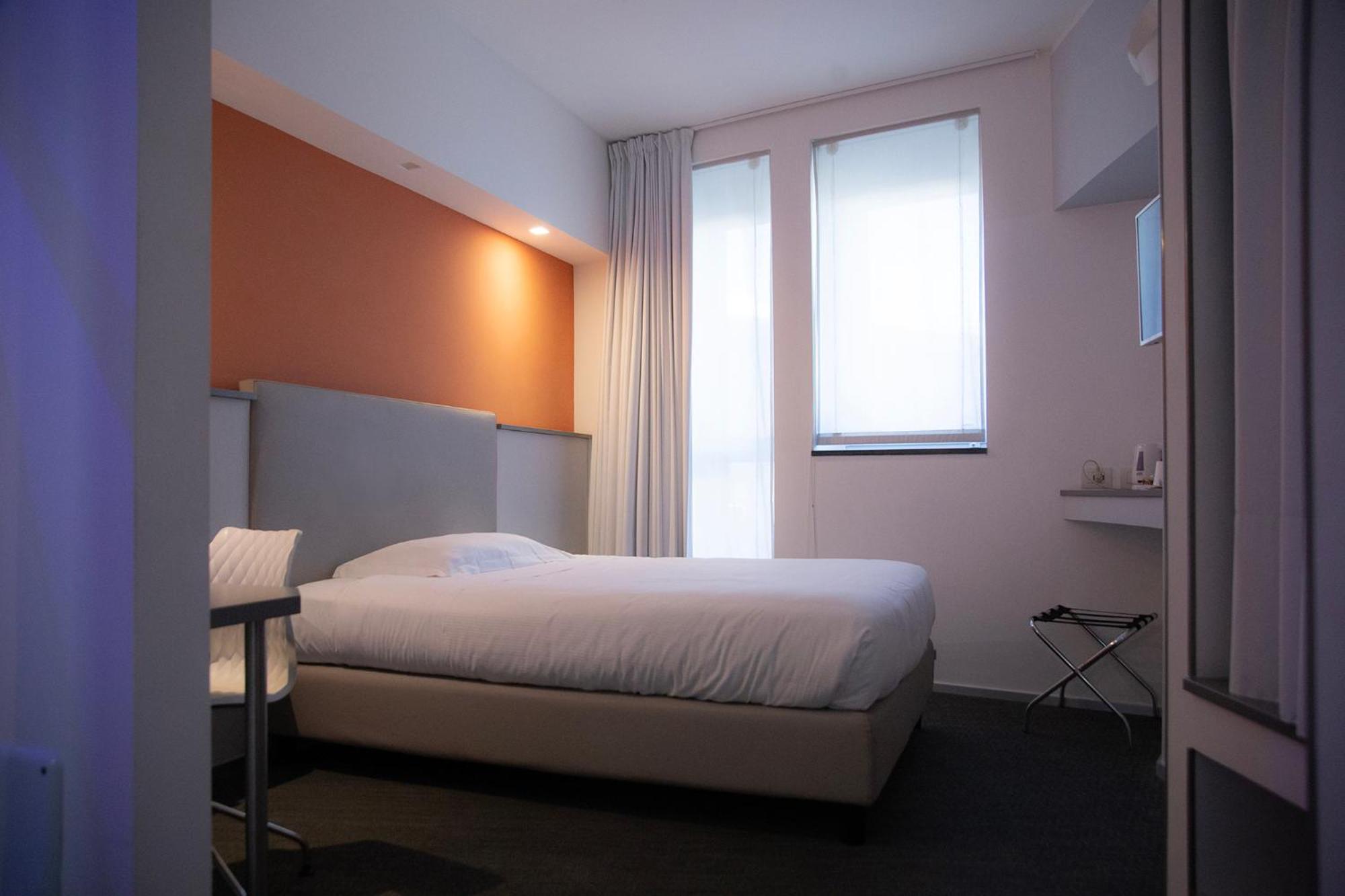 غرفة مفردة، Hotel Executive Inn 8/12