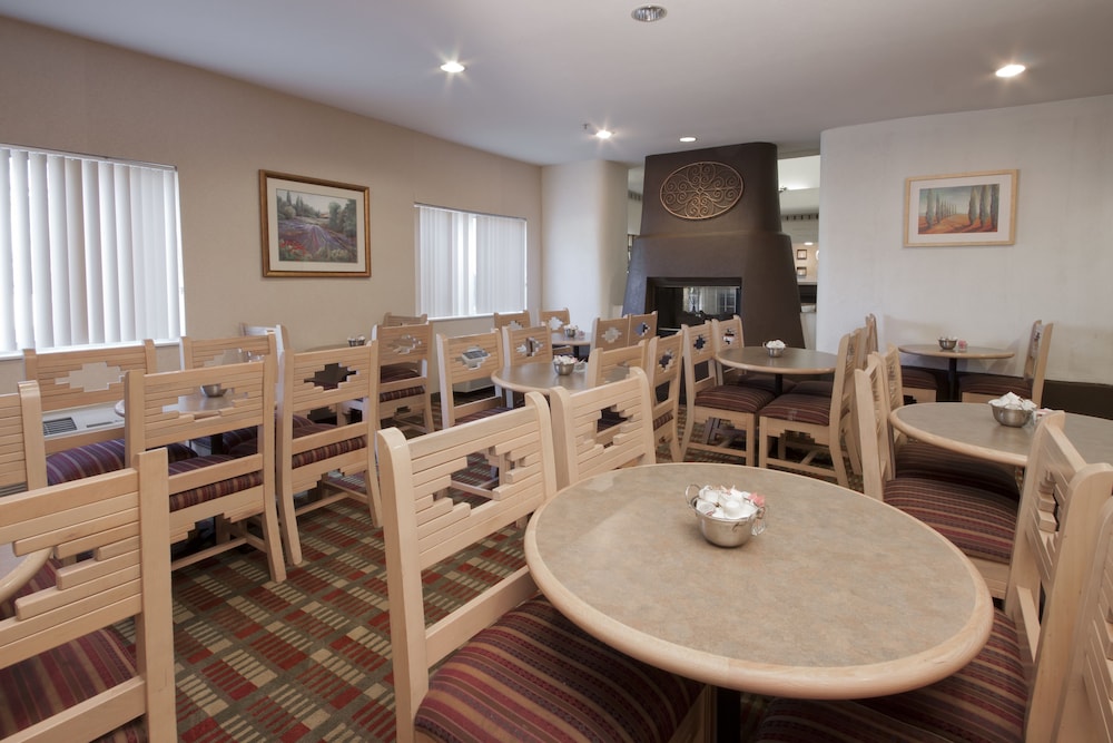 Comfort Suites Peoria Sports Complex 33/43