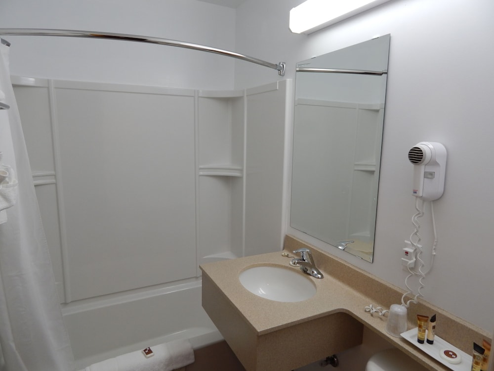 Slemon Park Hotel & Conference Centre 5/35
