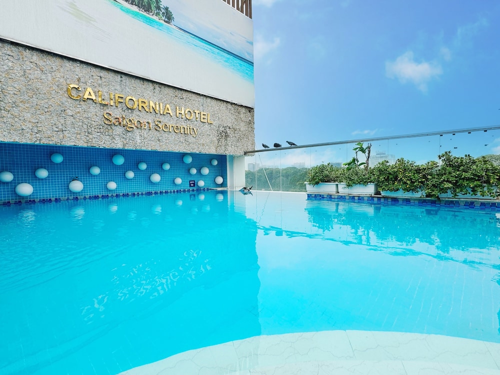 California Saigon Hotel & Rooftop Pool 28/50