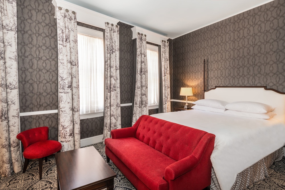 Robert Johnson, Town House, Queen Bed