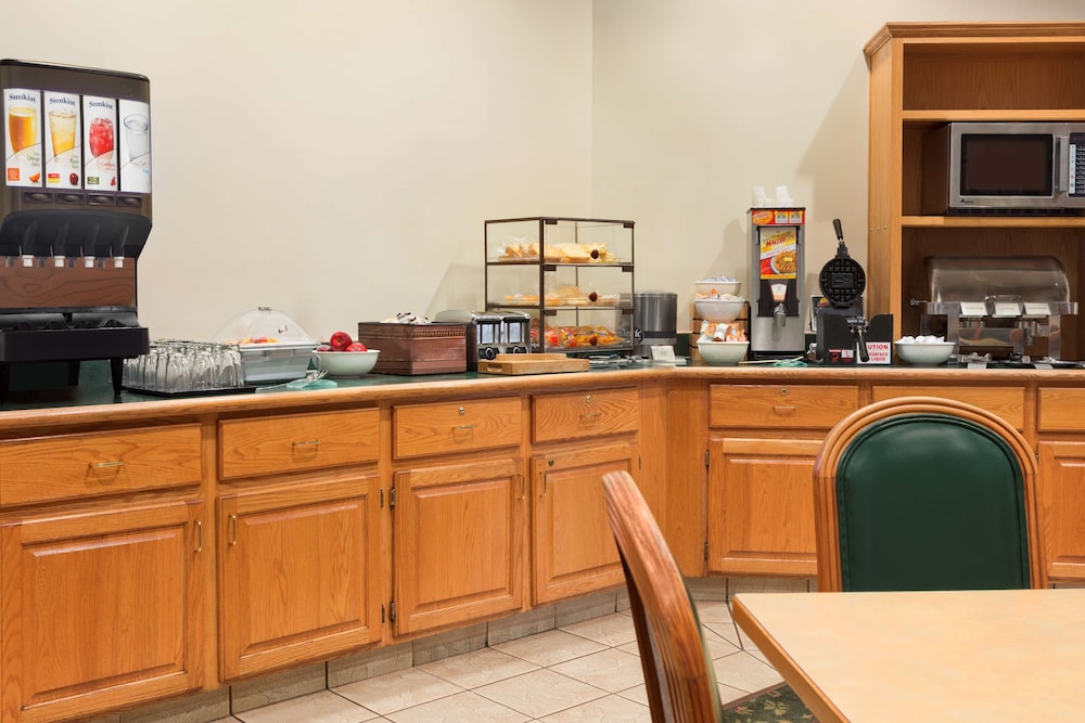 Country Inn & Suites by Radisson, Salina, KS 21/26