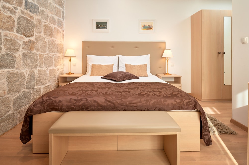 LANTERNA ROOMS 10/50
