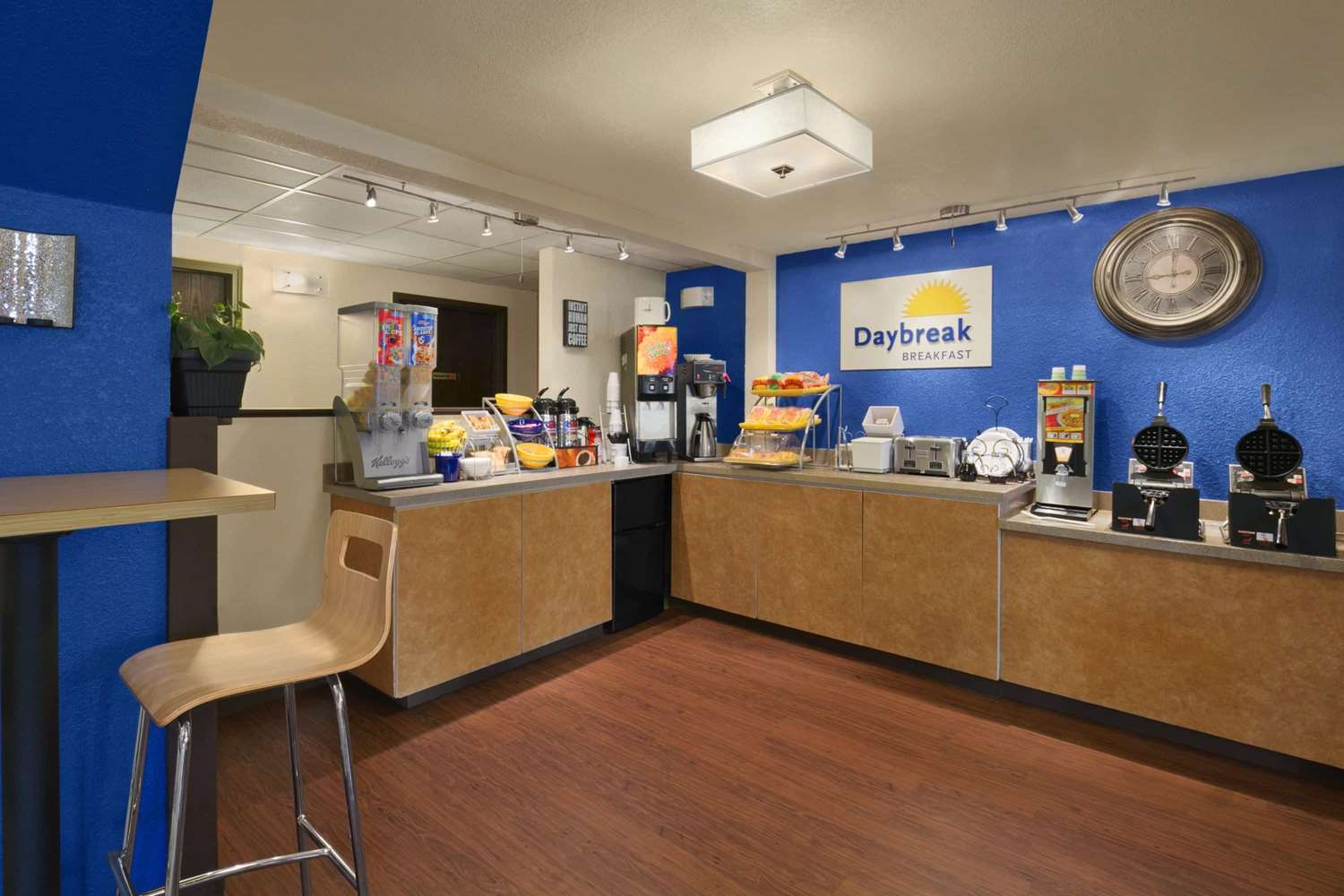 Days Inn & Suites by Wyndham Stevens Point 7/33