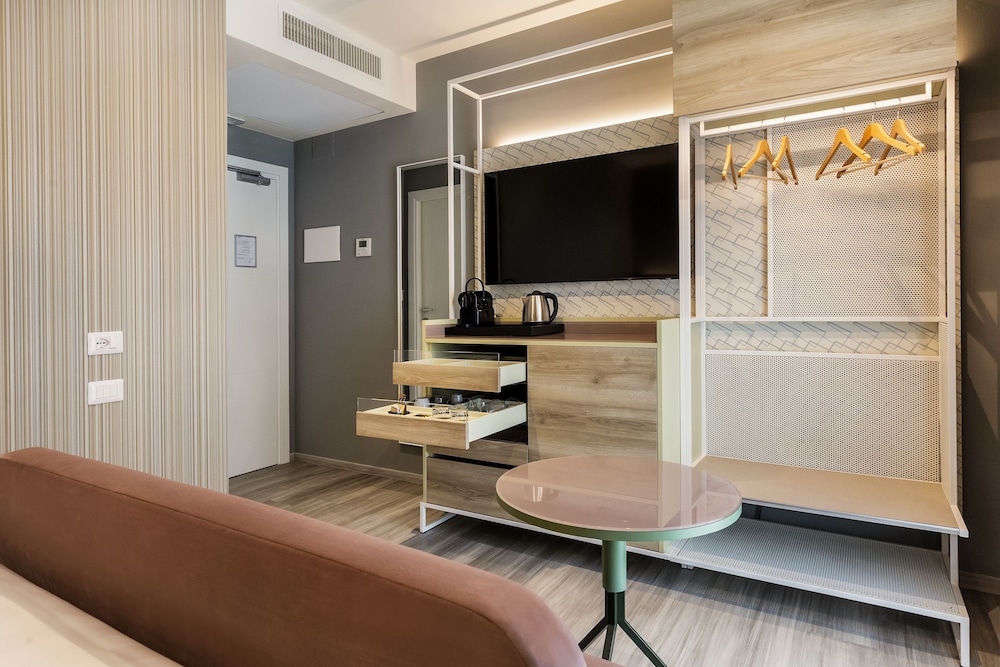 Adesso Hotel 46/50