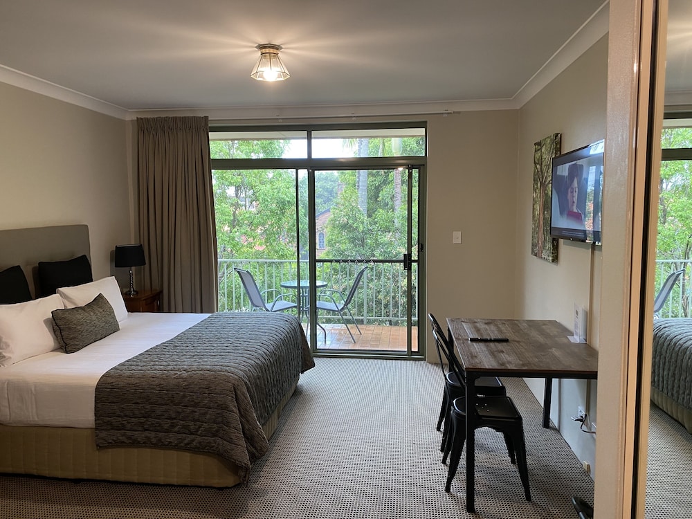 EXECUTIVE, SUITE