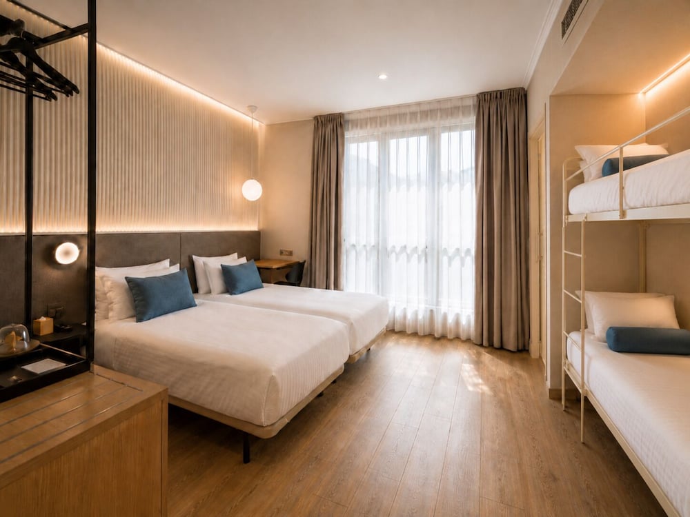 غرفة رباعية بسرير مزدوج وسرير بطابقين، Petit Palace Plaza Espana 2/10