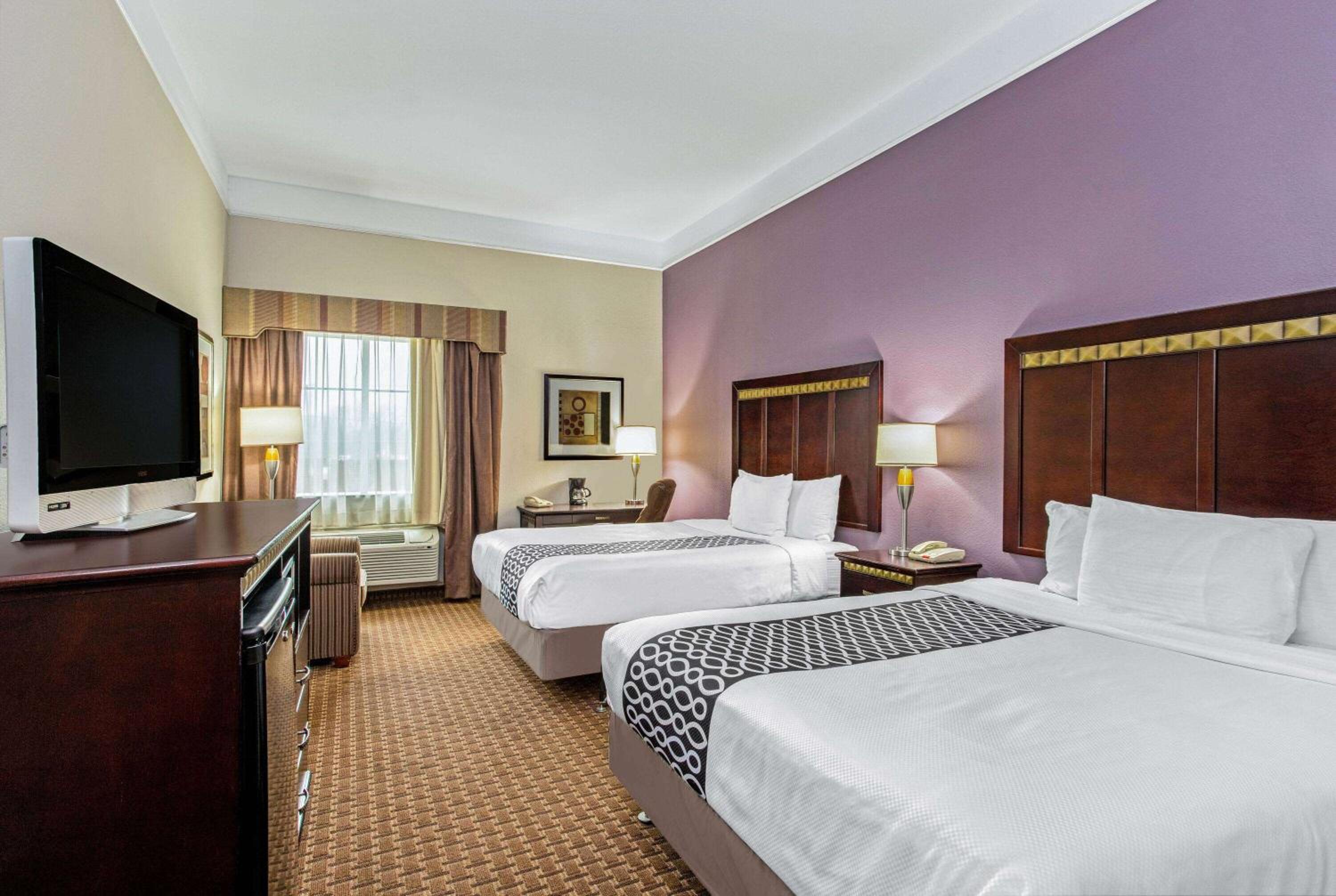 غرفة بسريرين كوين بحوض استحمام لذوي الإعاقة، La Quinta Inn Suites Cleburne 4/4