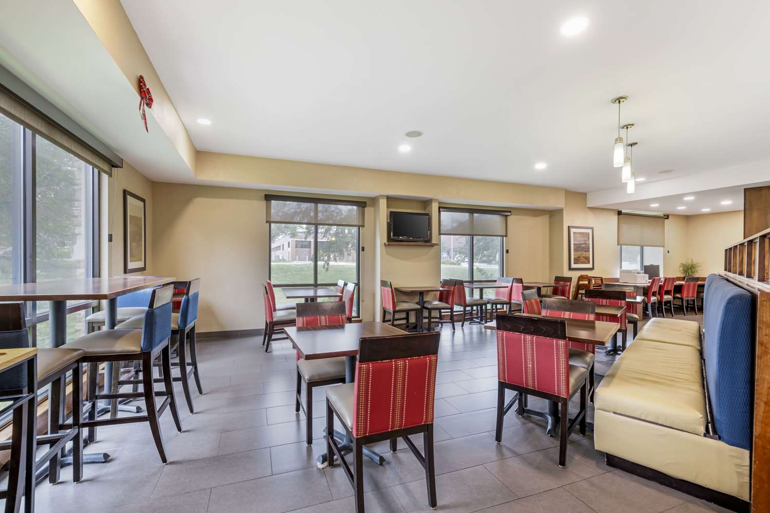 Comfort Suites East 32/42