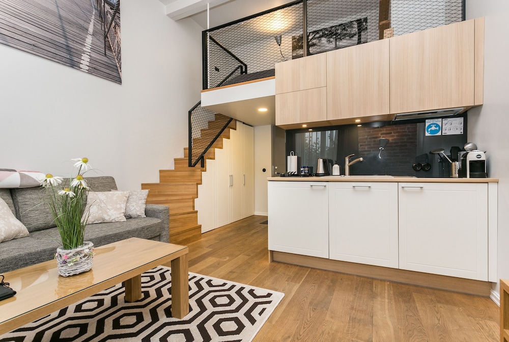 Angleterre Apartments 2/50