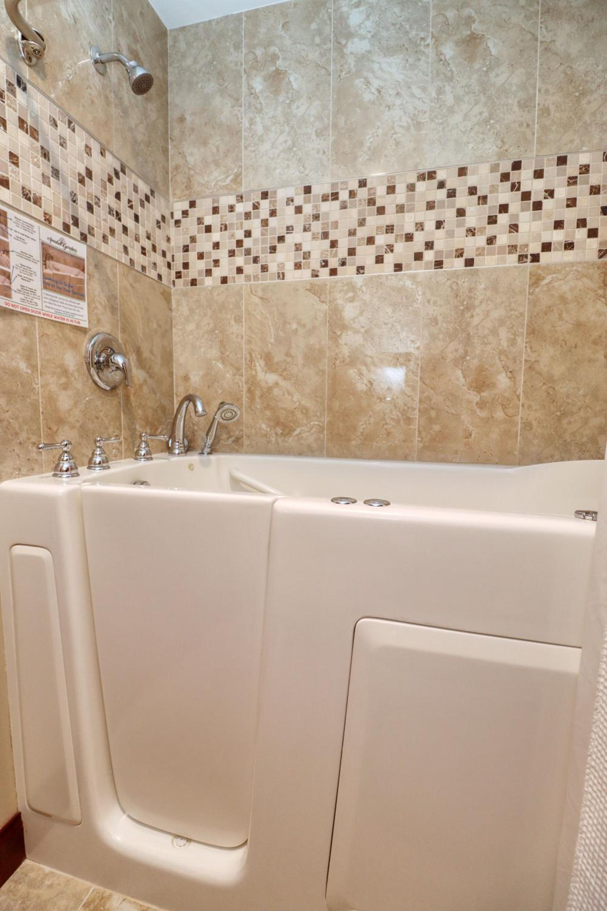 جناح ديلوكس بجاكوزي، Chase Suite Hotel Lincoln 7/7