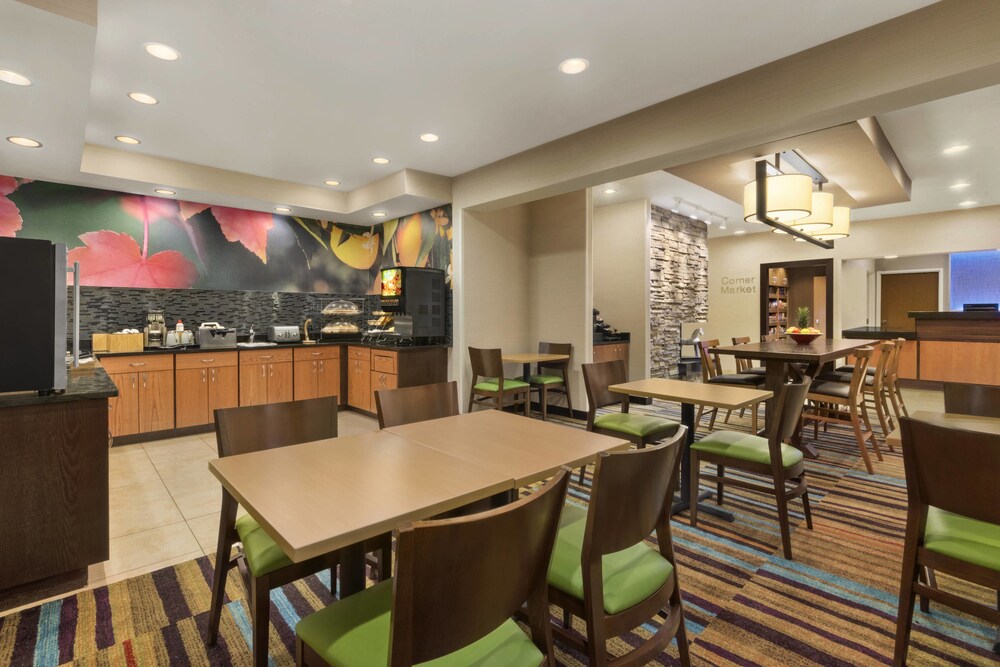 Amerivu Inn Suites Grand Forks 15/21