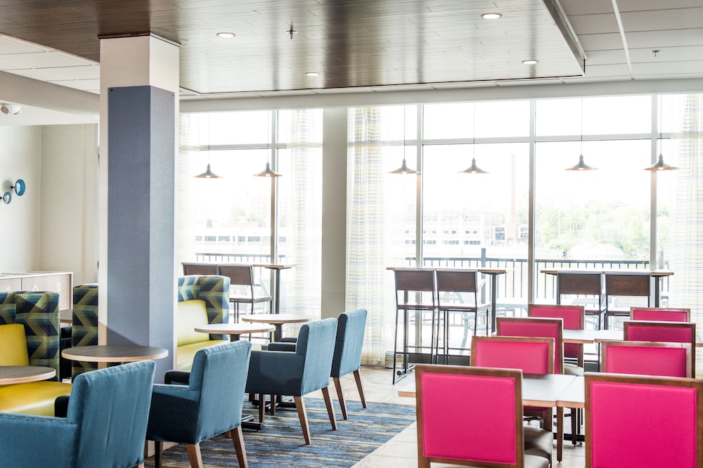 Holiday Inn Express And Suites Rock Falls 36/47