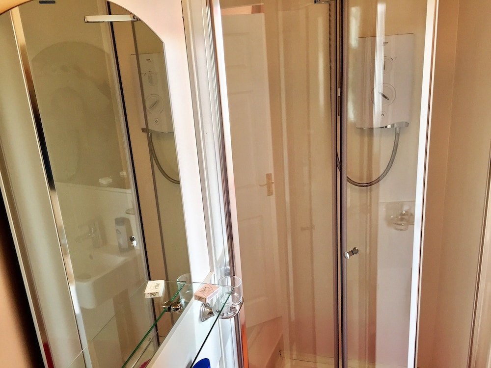 16 PILRIG GUEST HOUSE 9/60