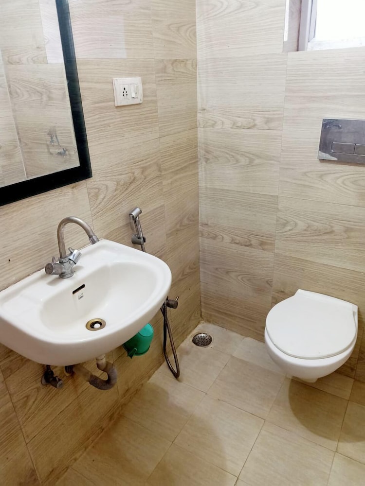 Hotel Rajdhani Plaza 43/43