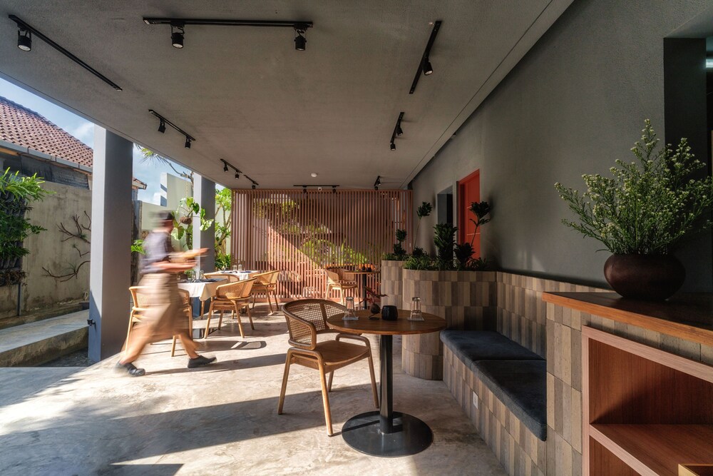 Ayom Suite 20/44