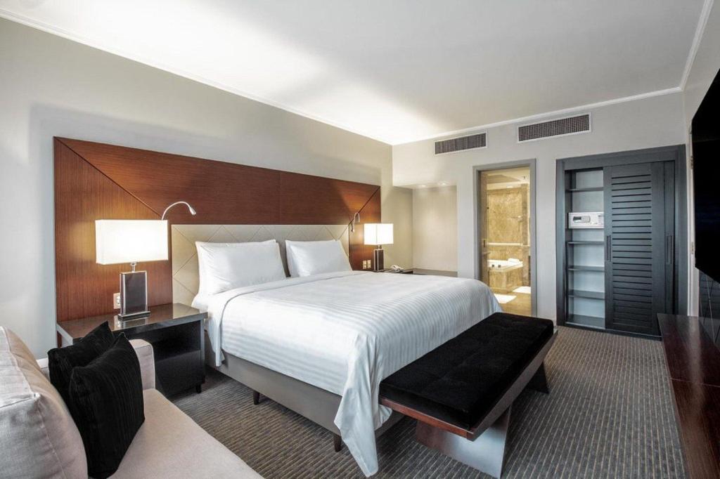 Master, Suite, King Bed, Executive Lounge Access, High Floor
