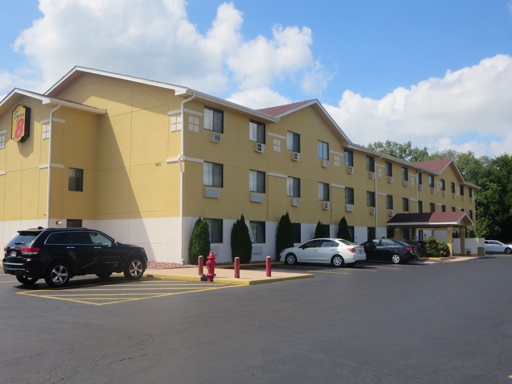 Super 8 by Wyndham Mundelein/Libertyville Area 43/45