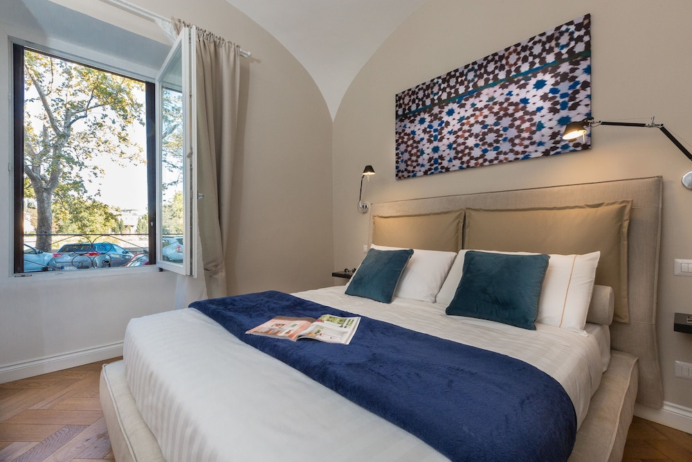 PREMIUM, QUEEN BED, RIVER VIEW, PRIVATE BATHROOM