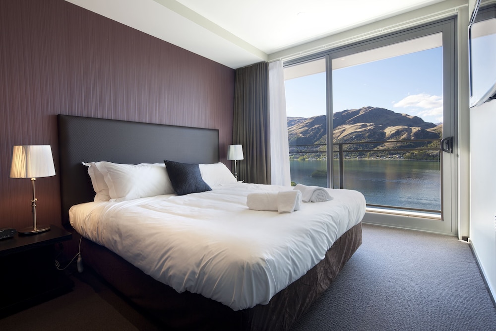 QUEENSTOWN VILLAGE APARTMENTS 12/54