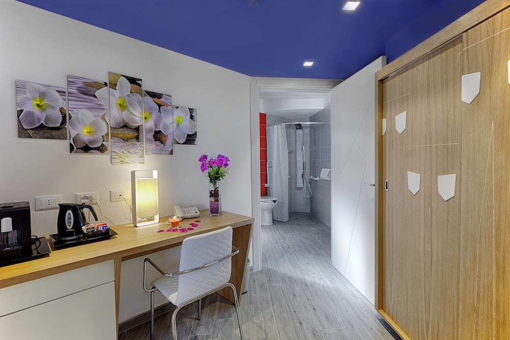 Hospitality Hotel 4/57