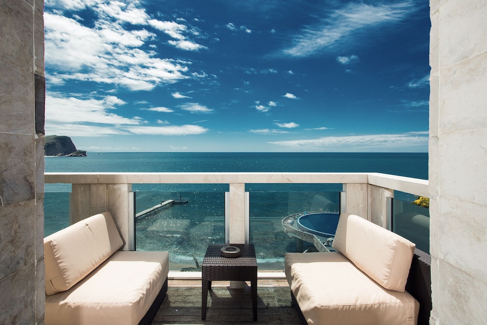 Avala Resort and Villas 46/50