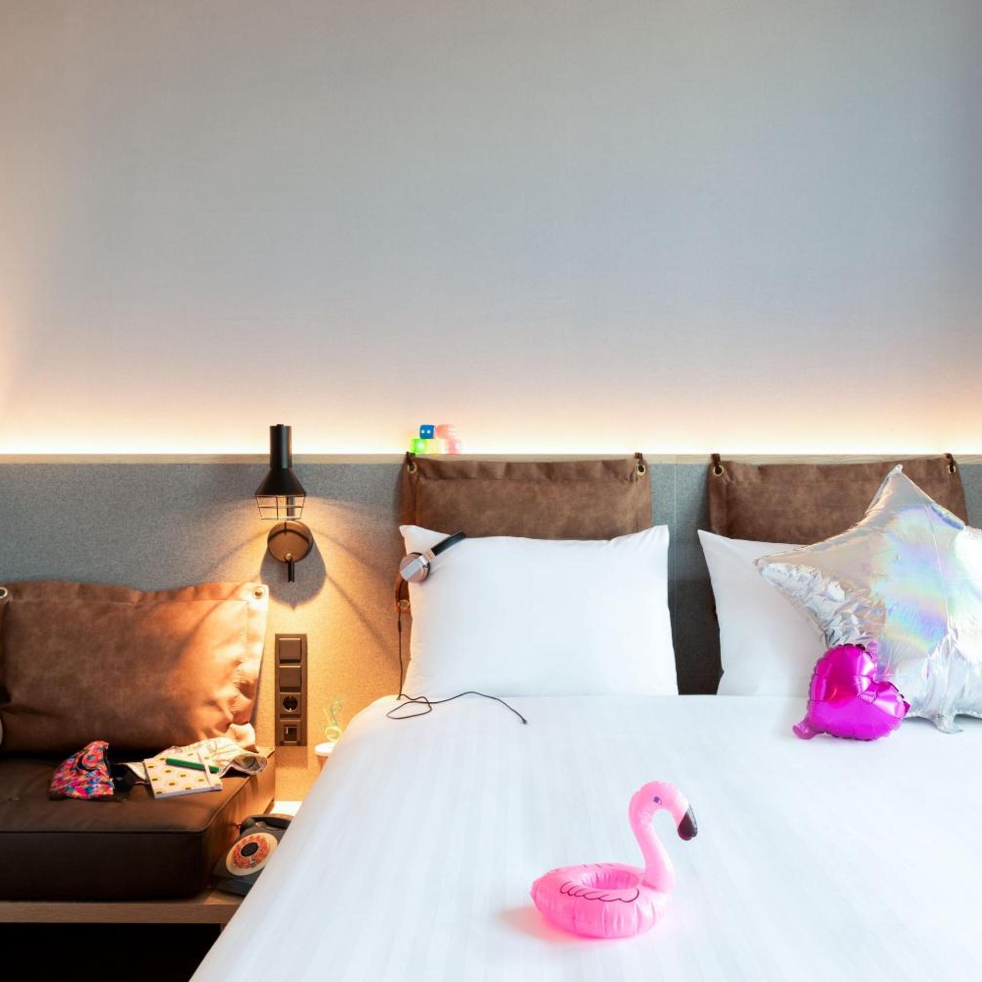 Moxy, Family, Queen Bed, Sofa