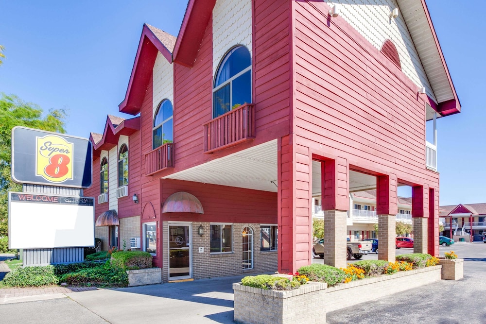 Super 8 by Wyndham Mackinaw City/Beachfront Area photo4