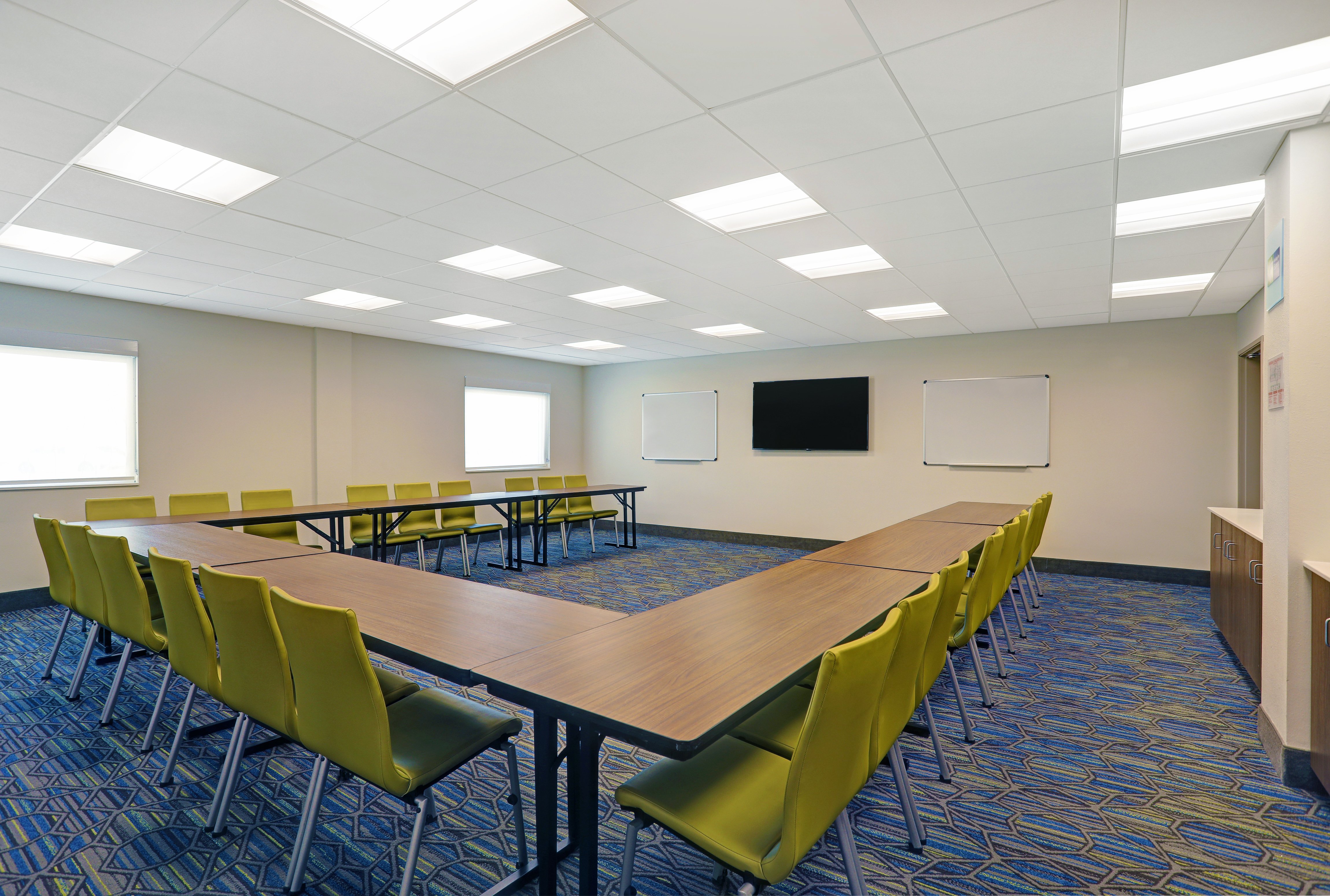 HOLIDAY INN EXPRESS & SUITES LENEXA - OVERLAND PARK AREA 50/54
