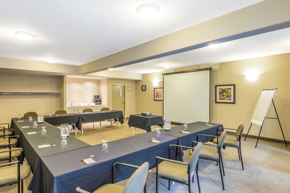 Super 8 by Wyndham Windsor NS 15/23