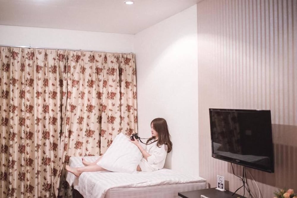 Crystal Box Hotel 30/32