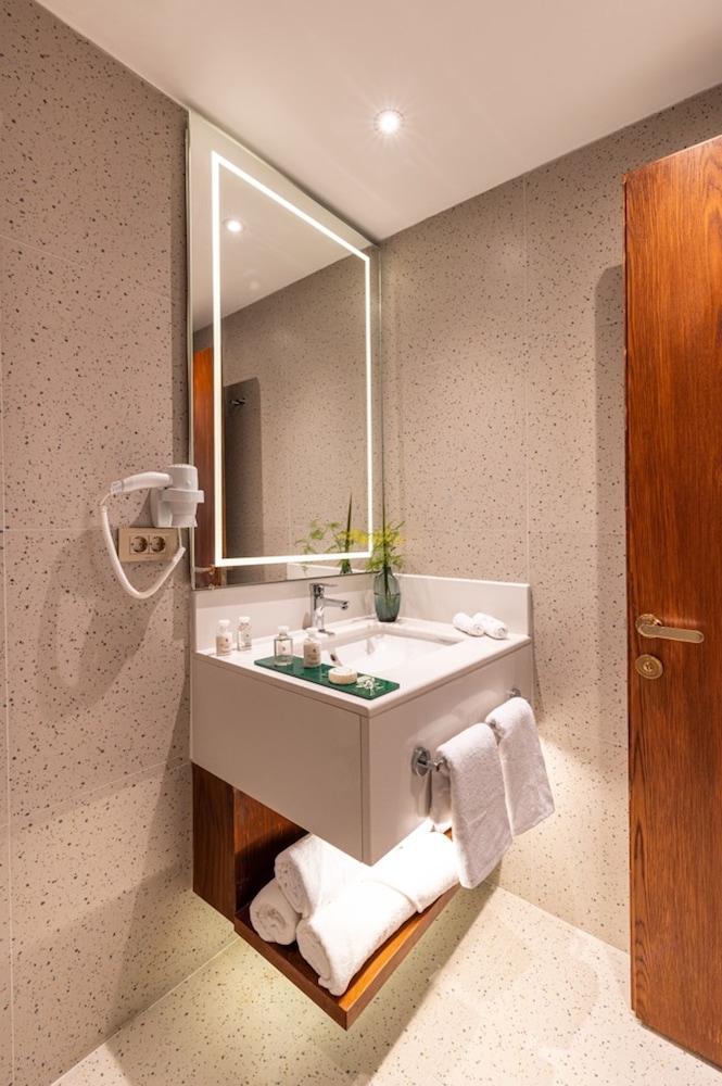 THE XON HOTEL 49/50