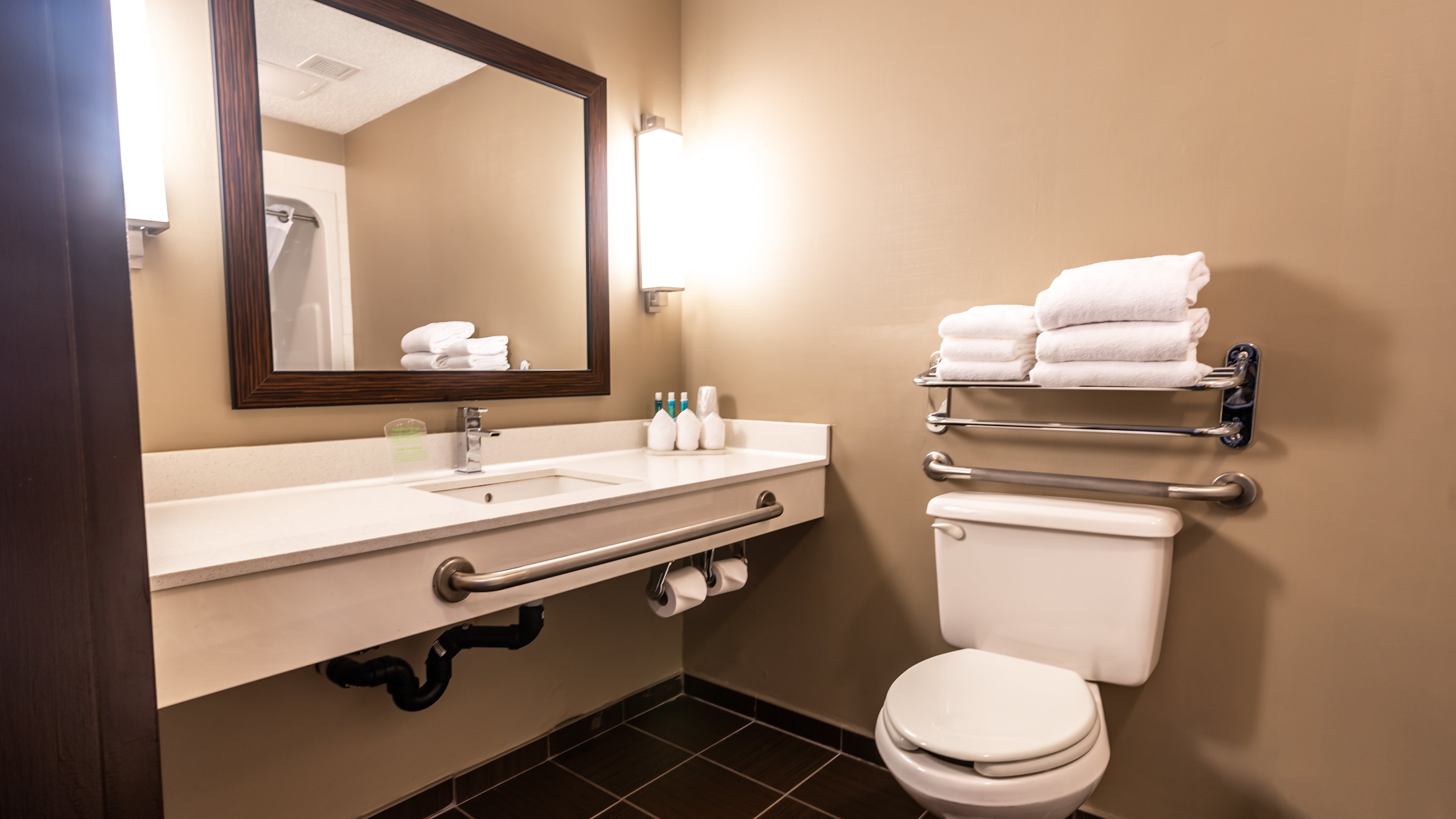Holiday Inn Express Hotel Suites Edmonton International Airport 50/50