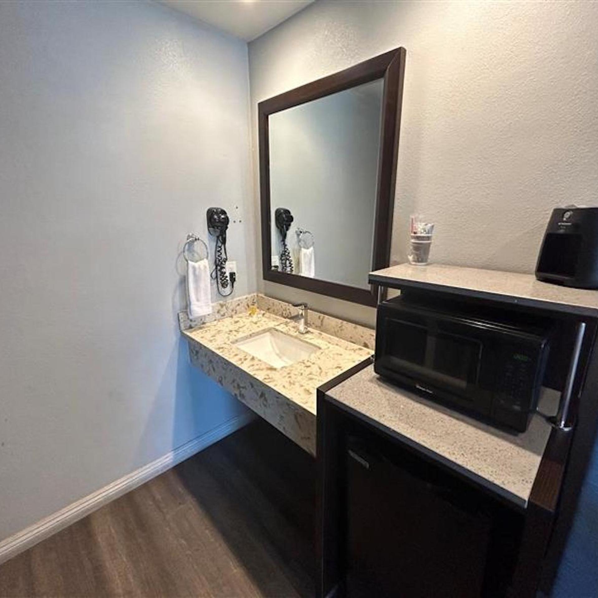 1 King Bed Mob Acc RI Shwr Nsmk Micfridg, Motel6 Yuba City, CA 8/8