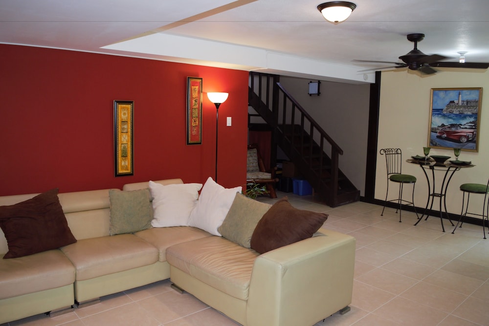 New Kingston Guest Apt At Evans 6/13