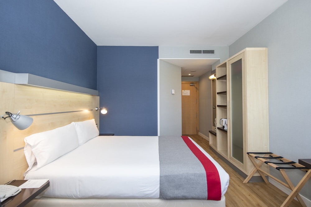 غرفة قياسية بسرير مزدوج مع أريكة، Holiday Inn Express Barcelona Montmelo 3/6