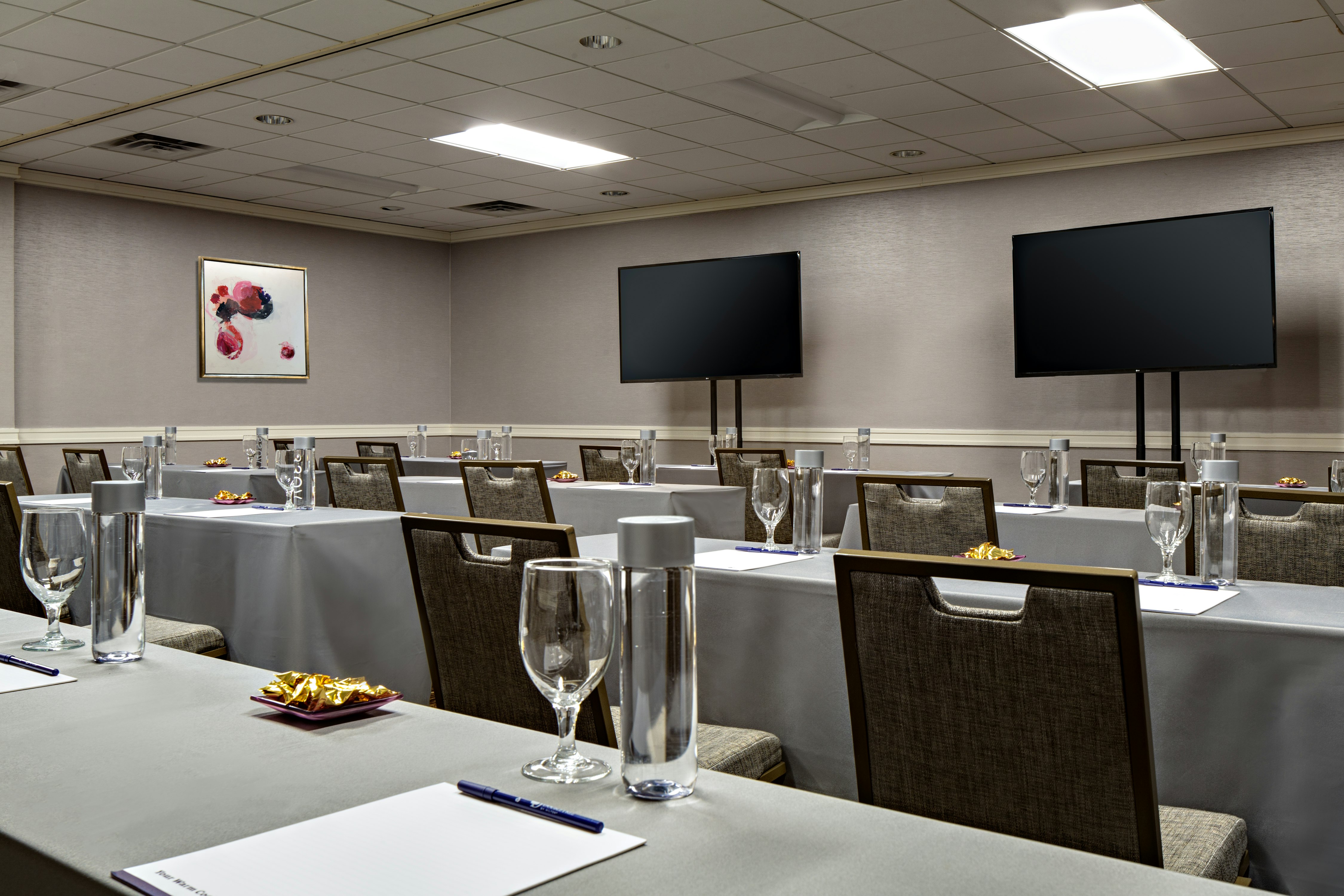 DoubleTree by Hilton Fairfield Hotel & Suites 31/36