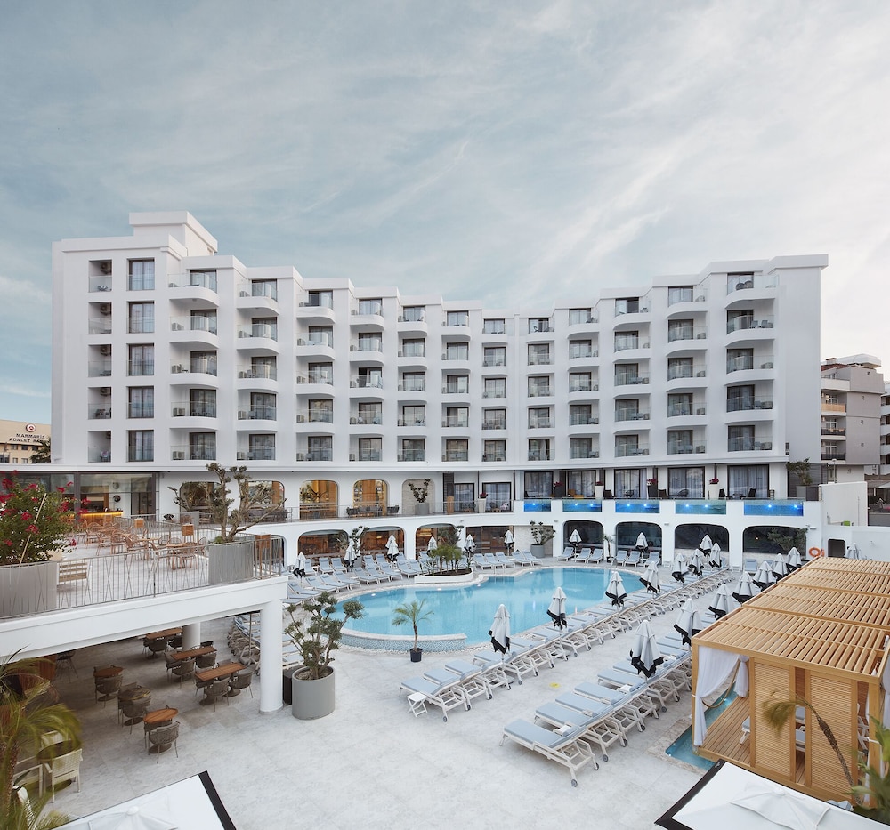 Lalila Blue Suites 10/73