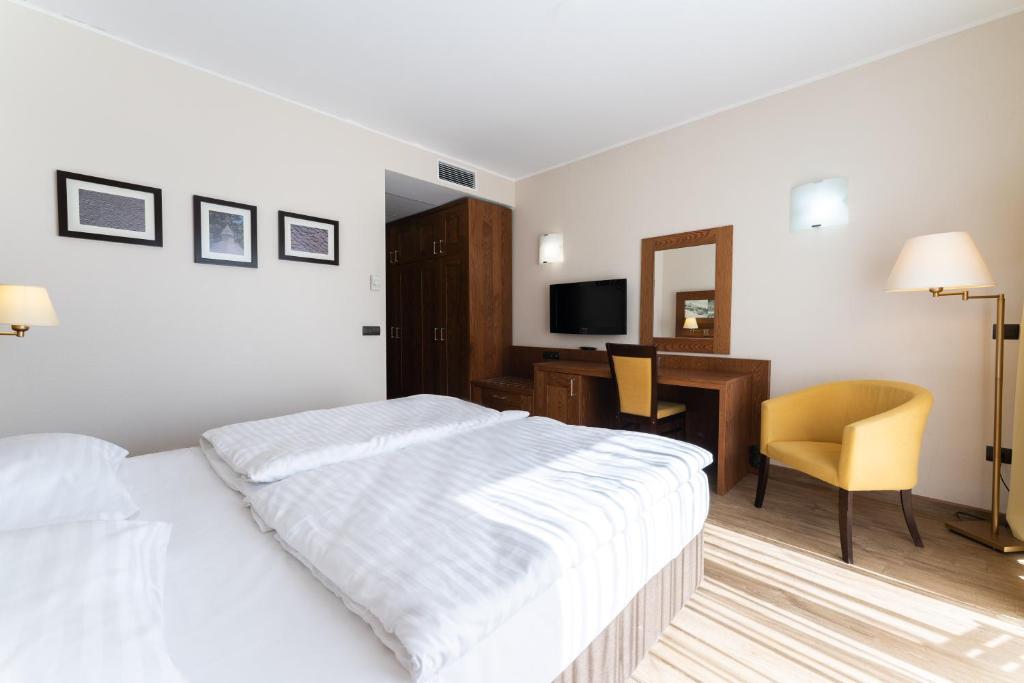 Comfort, Double or Twin Bed, Arena View, Balcony