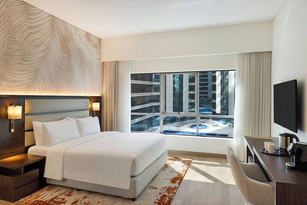 DELUXE, KING BED, POOL VIEW