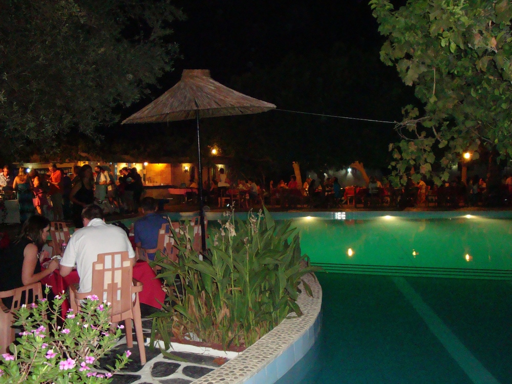 Oasis Hotel Bungalows 32/64