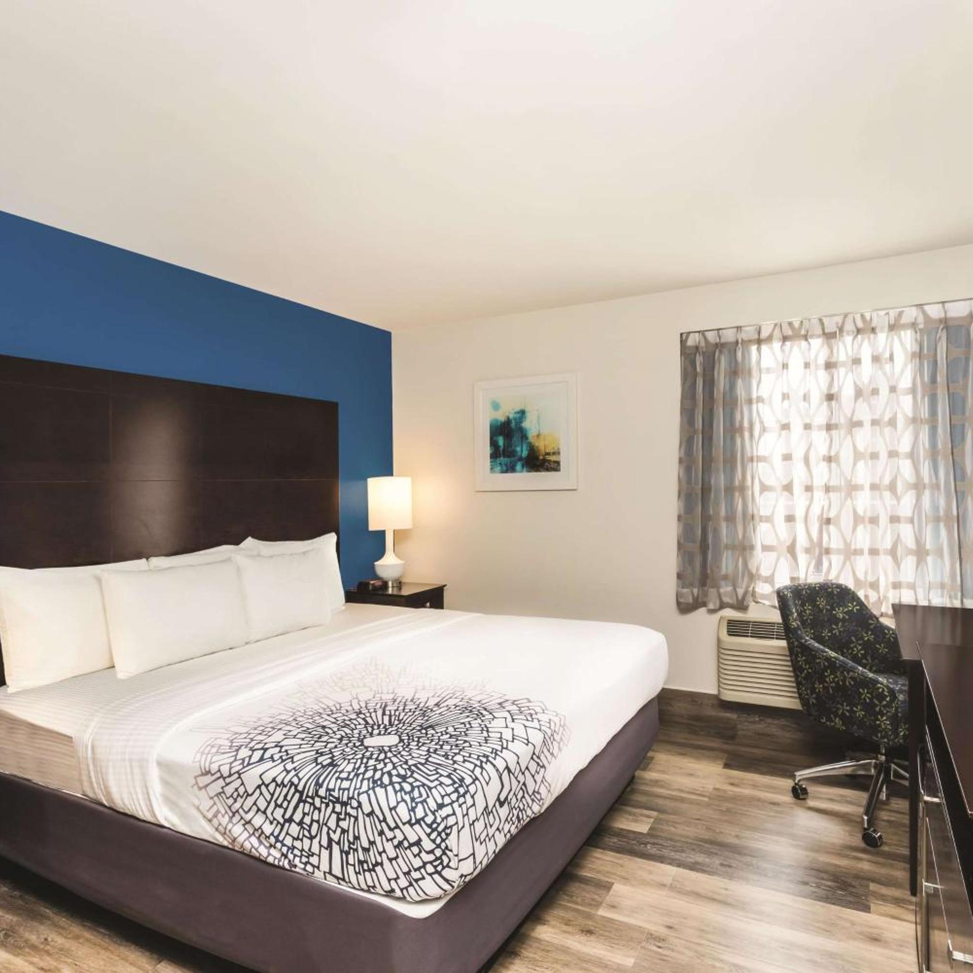 غرفة بسرير كينج بحوض استحمام لذوي الإعاقة، La Quinta Inn & Suites by Wyndham Brooklyn Downtown 4/10