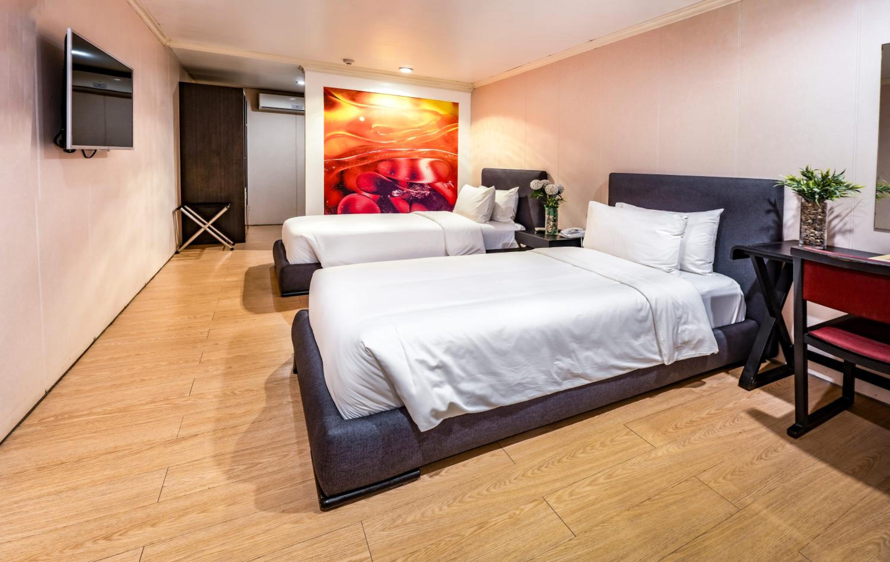 Standard, Twin Beds, No Window