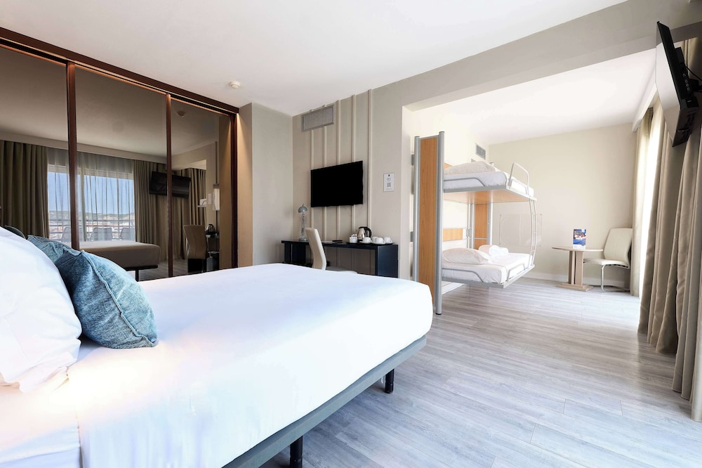 Deluxe, Family, Murphy Bed