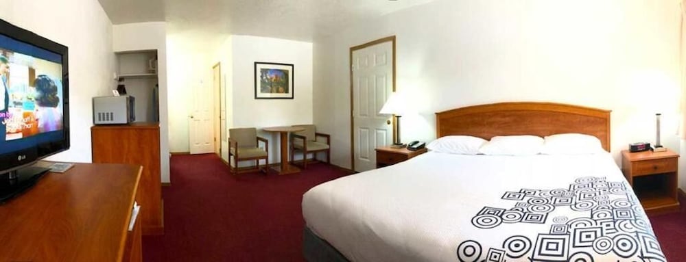 Austin\'s Chuckwagon Motel 12/41
