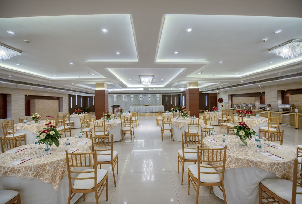 SAPNA CLARKS INN 33/47