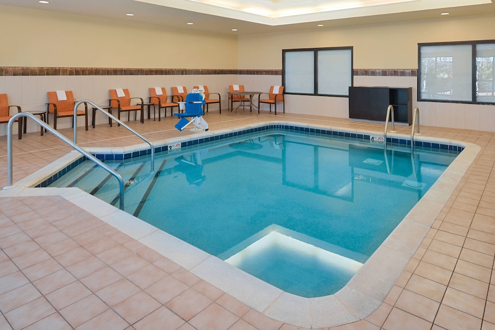 Country Inn & Suites by Radisson, Brown Deer - Milwaukee North 38/65