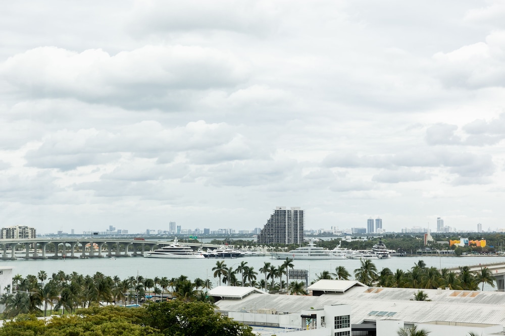 Holiday Inn Port of Miami Downtown Hotel 69/73